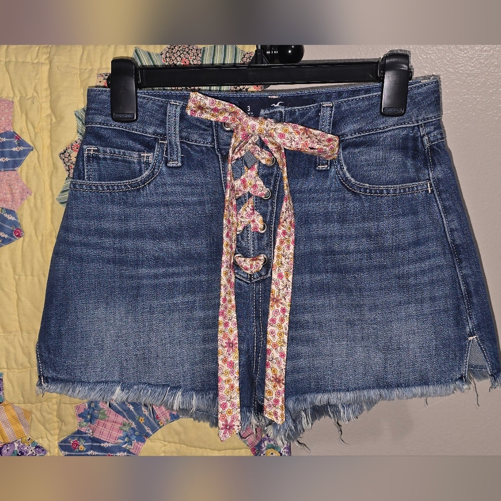 ABERCROMBIE Denim shorts with Floral Lace-Up Detail